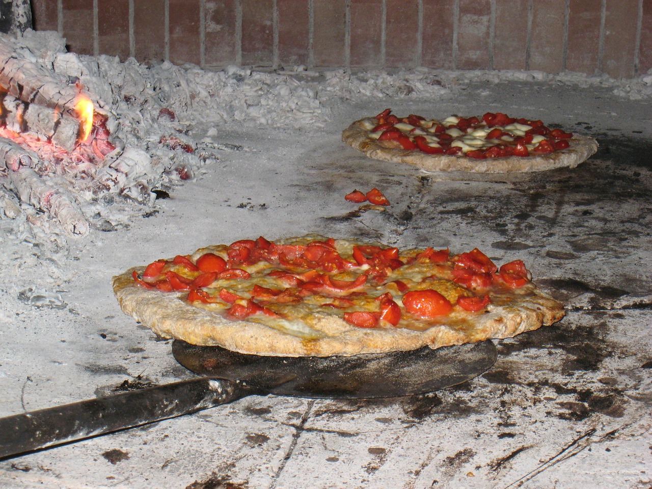 Wood-fired oven with active flame